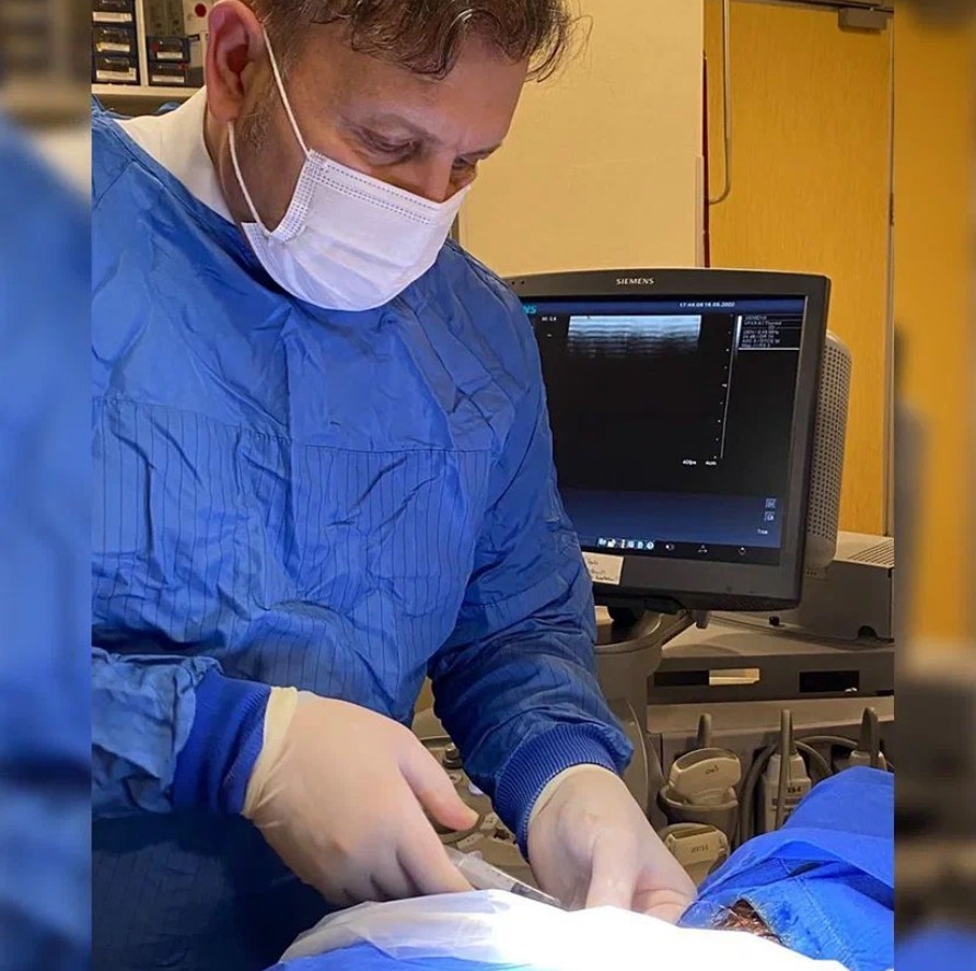 Uzm. Dr. Serdar Çatav işlem sırasında ultrason görüntülemesiyle çalışıyor